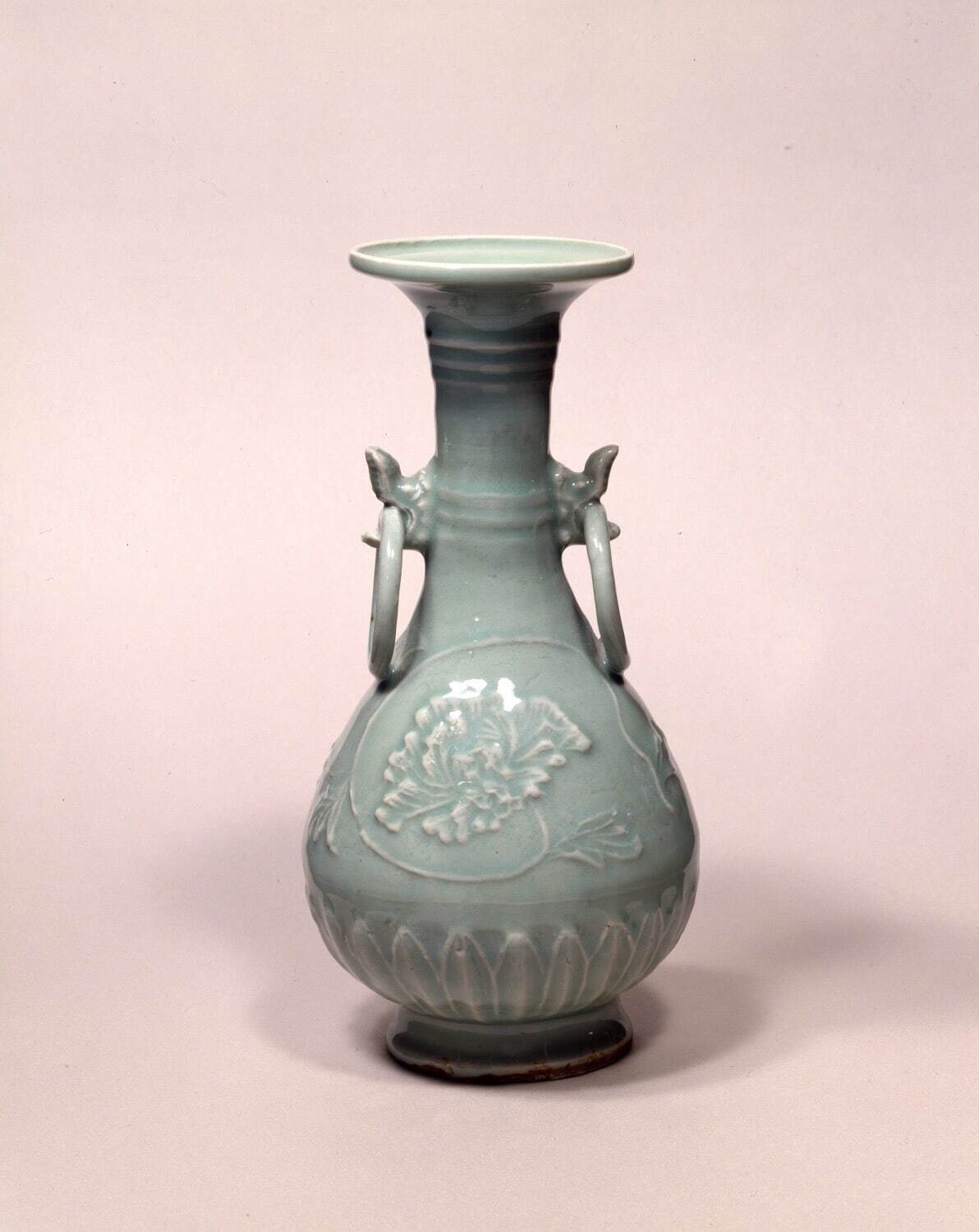 《青磁浮牡丹文不遊環耳付花入》南宋〜元時代・13〜14世紀 三井記念美術館