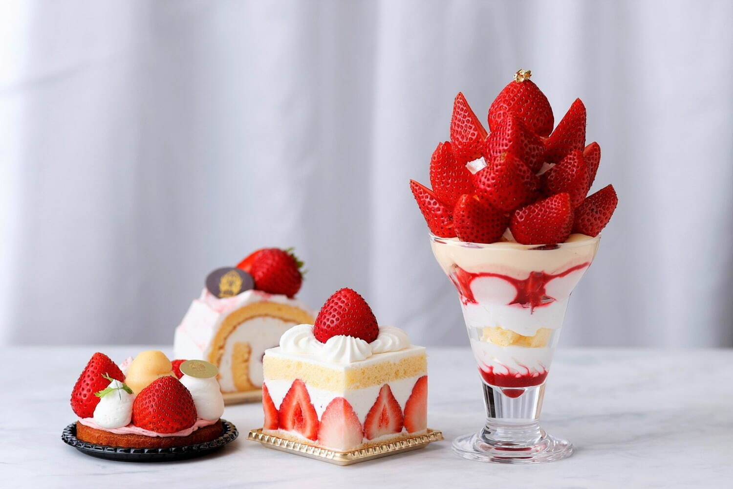 ホテルニューグランド「いちごフェア」“国産苺10粒”使用のパフェ＆あまおう苺のショートケーキ｜写真1