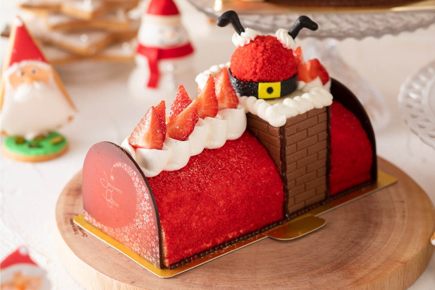 スイスホテル南海大阪の22年クリスマスケーキ、“サンタのスノードーム型”ストロベリームースなど｜写真2