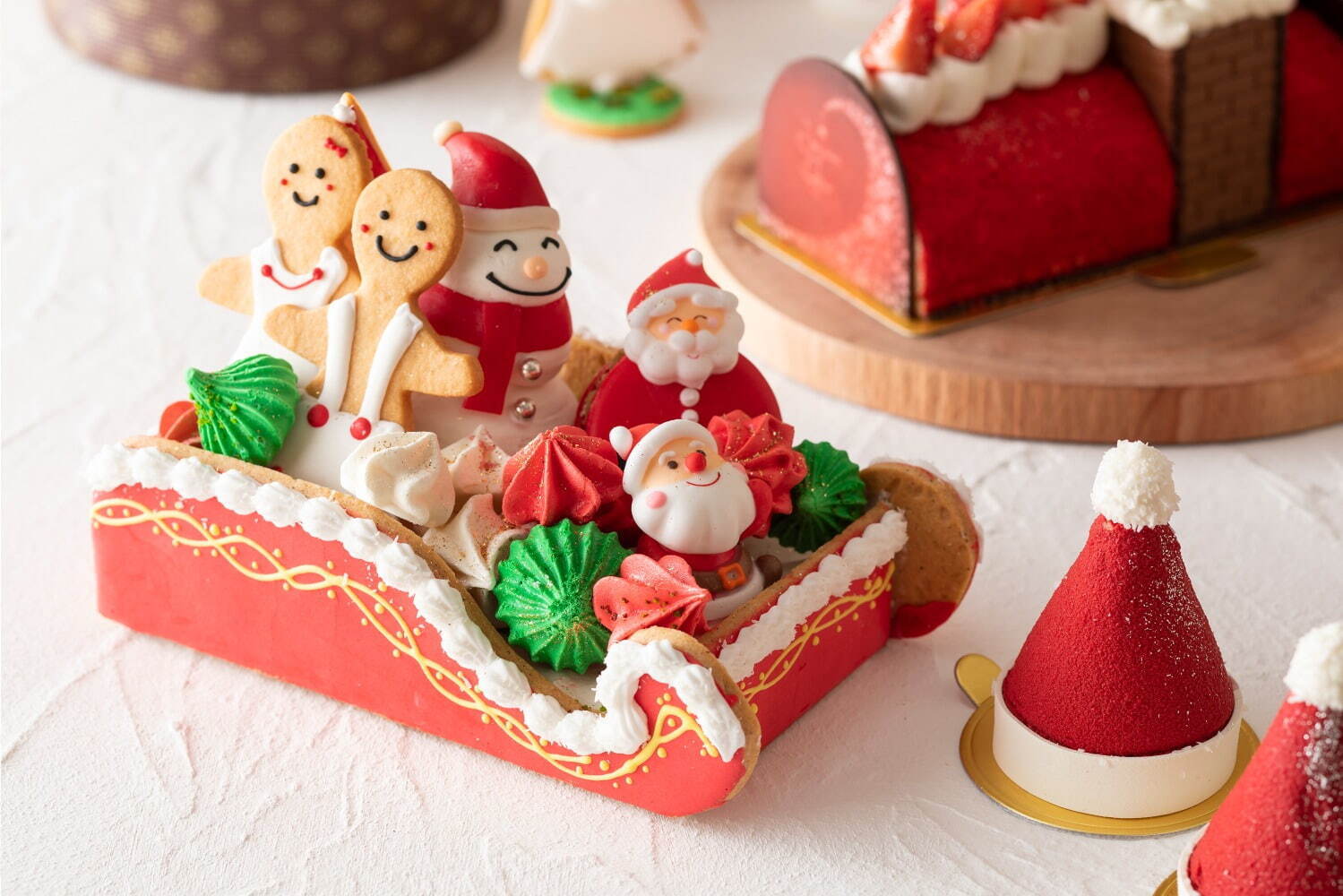 スイスホテル南海大阪の22年クリスマスケーキ、“サンタのスノードーム型”ストロベリームースなど｜写真5
