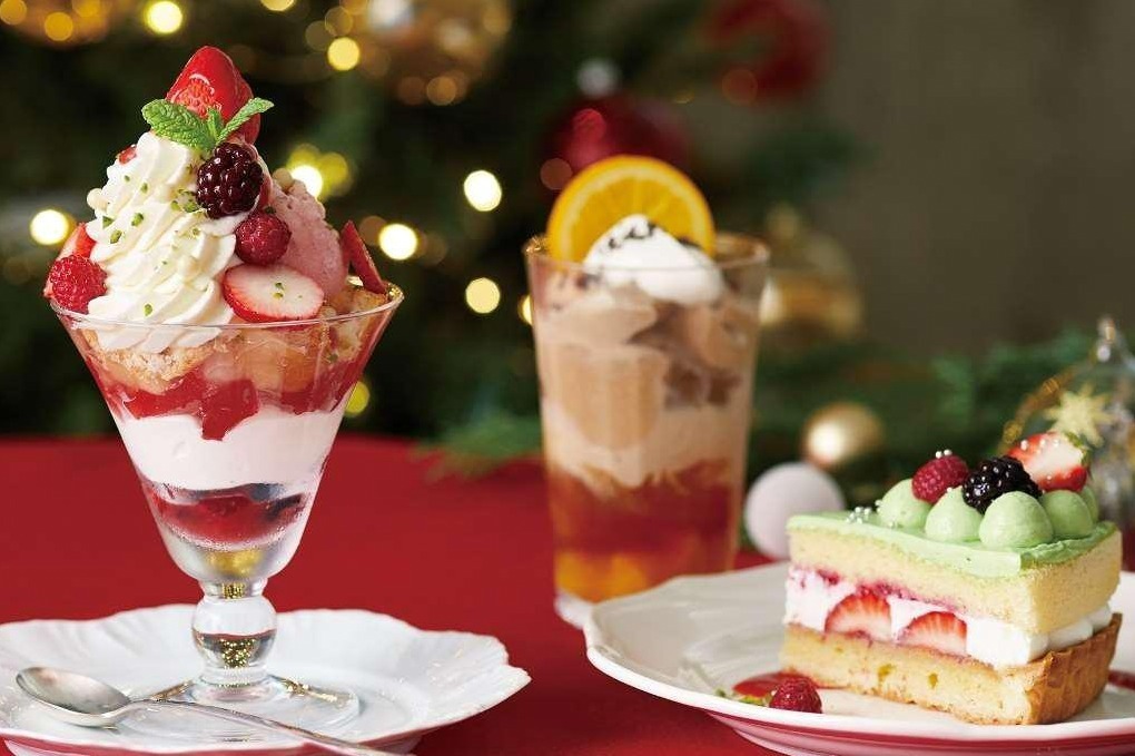 アフタヌーンティー・ ティールームのクリスマス限定スイーツ、たっぷりチーズホイップの苺パフェなど