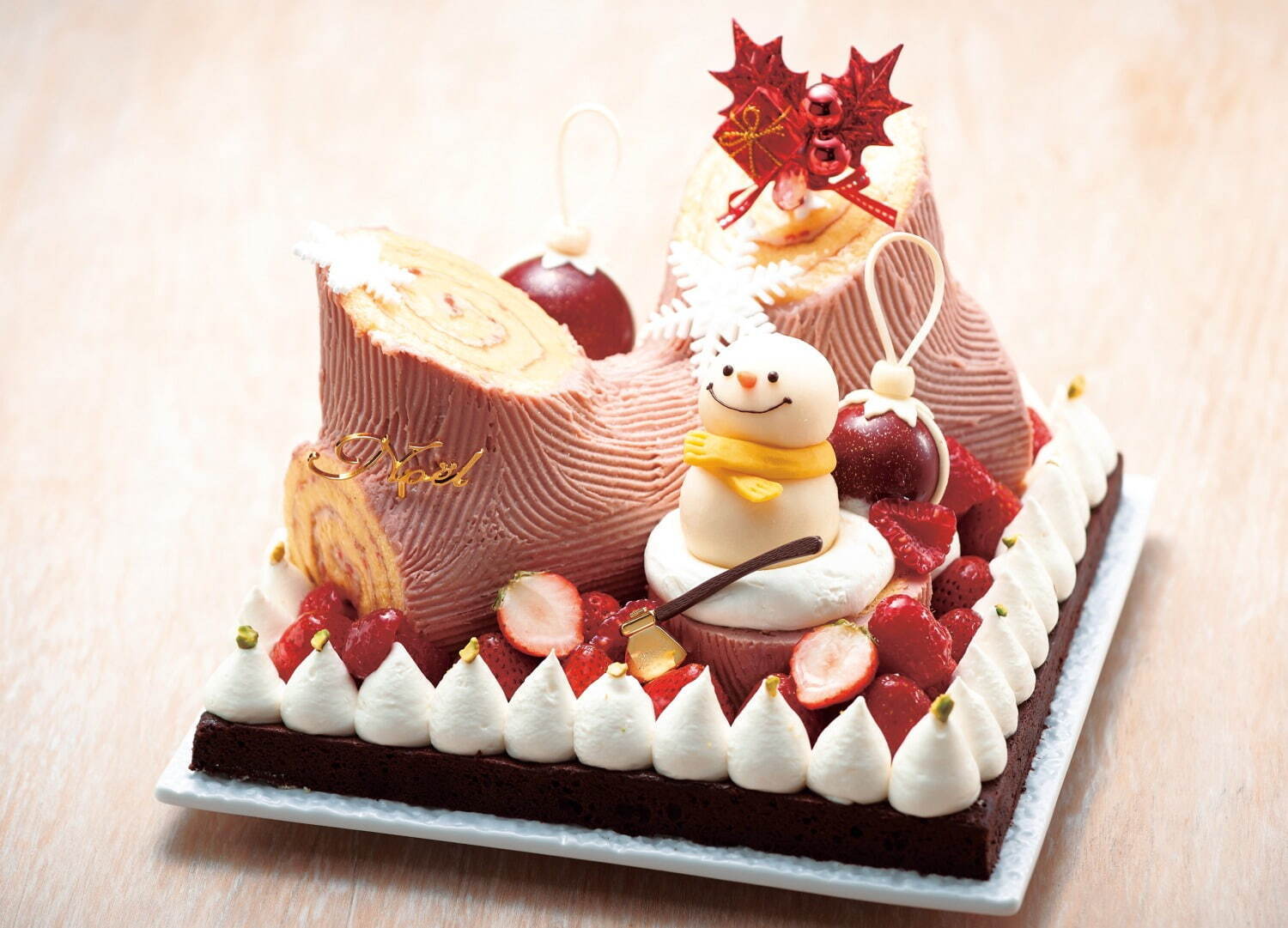 横浜ロイヤルパークホテルの2022年クリスマスケーキ、“雪だるま”を飾ったブッシュドノエルなど｜写真1