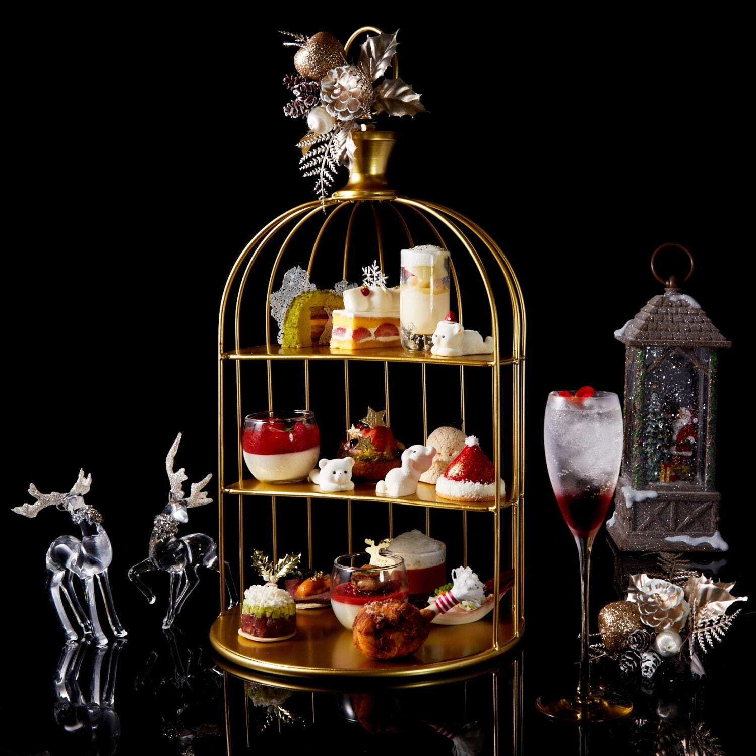 ルワンジュ東京のクリスマスアフタヌーンティー、“金の鳥かご”に並ぶ苺ケーキやムースなど｜写真1