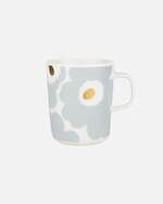 マリメッコのウニッコ柄“アイシーグレー×ゴールド”テーブルウェアが復刻、マグカップ＆プレートなど｜写真4