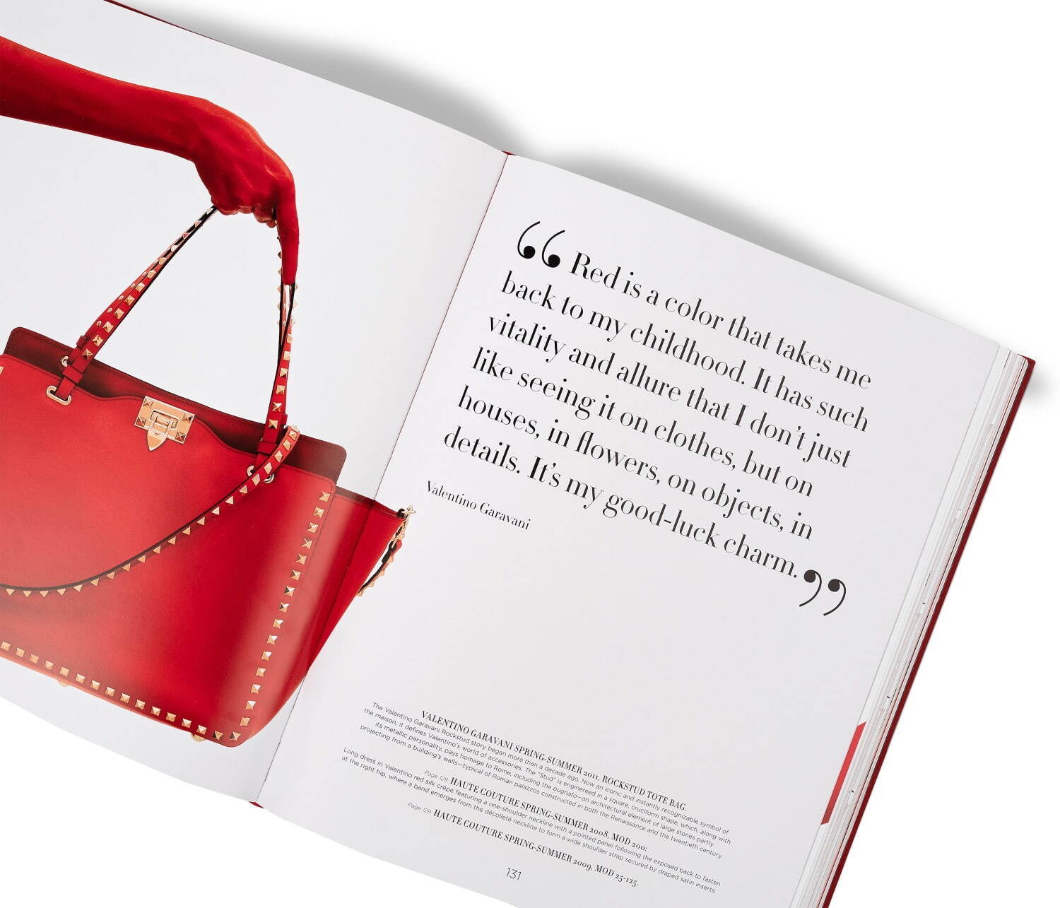ヴァレンティノの書籍『ロッソ ヴァレンティノ』“赤”をテーマにドレスやアクセサリー180点超を紹介 - ファッションプレス