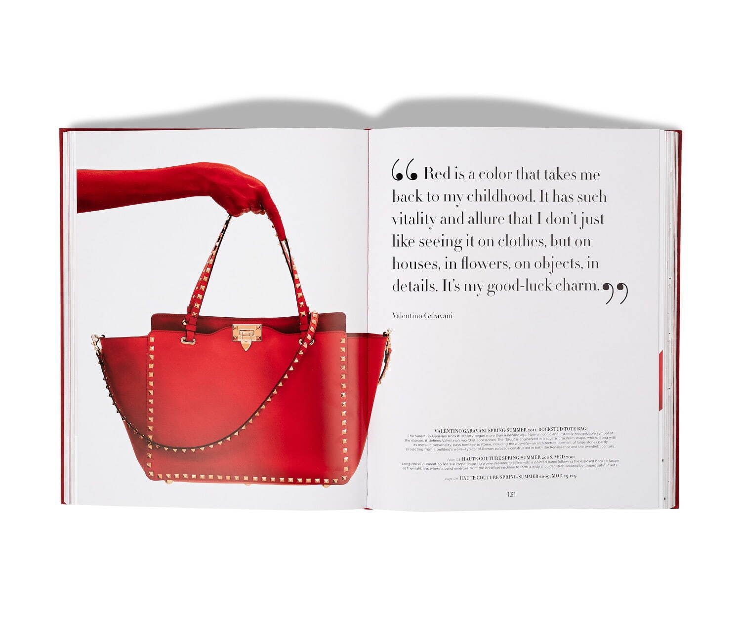 ヴァレンティノの書籍『ロッソ ヴァレンティノ』“赤”をテーマにドレスやアクセサリー180点超を紹介 - ファッションプレス