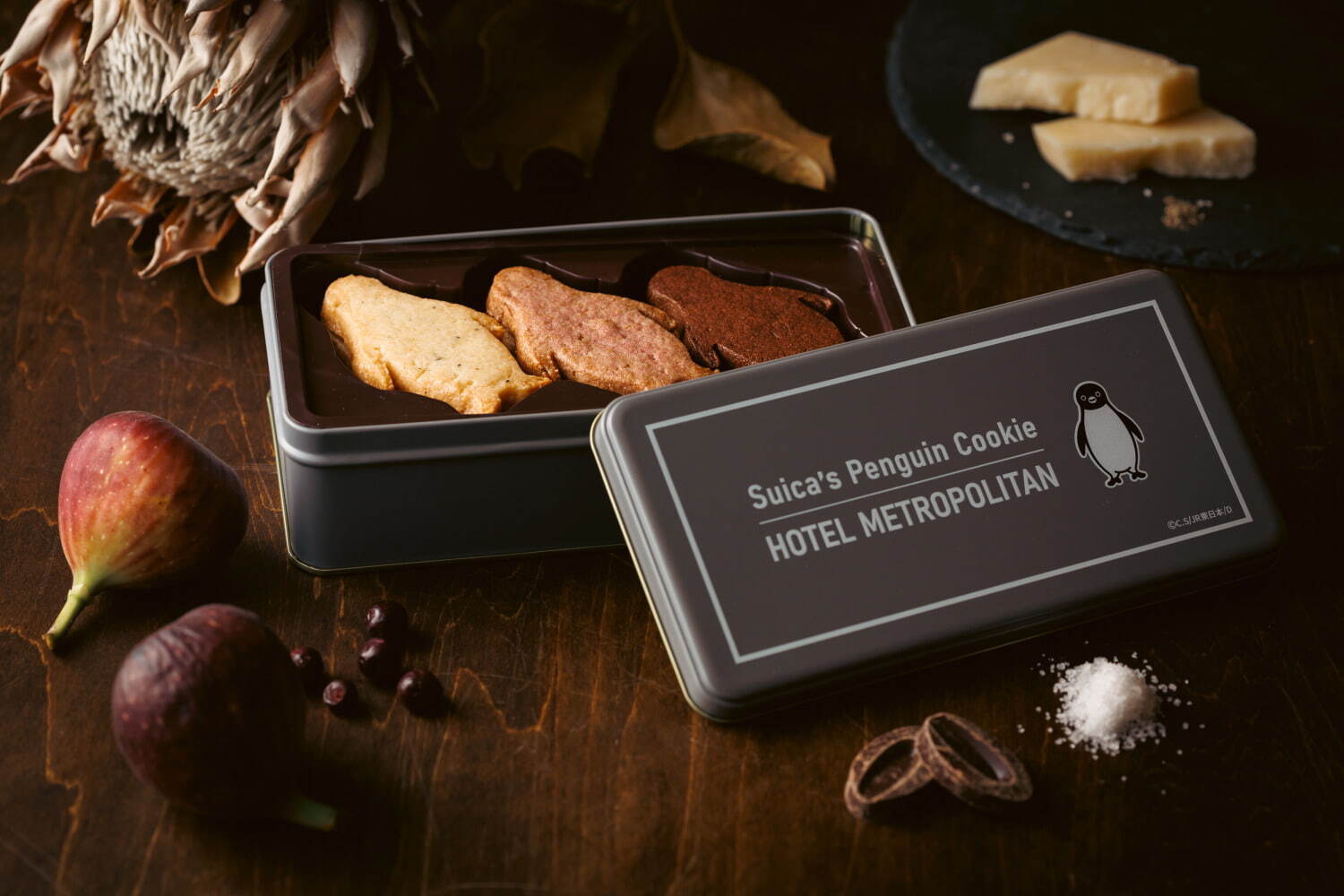 「Suicaのペンギン」 “大人”のクッキー缶がホテルメトロポリタンで、チーズ＆ブラックペッパーなど｜写真1