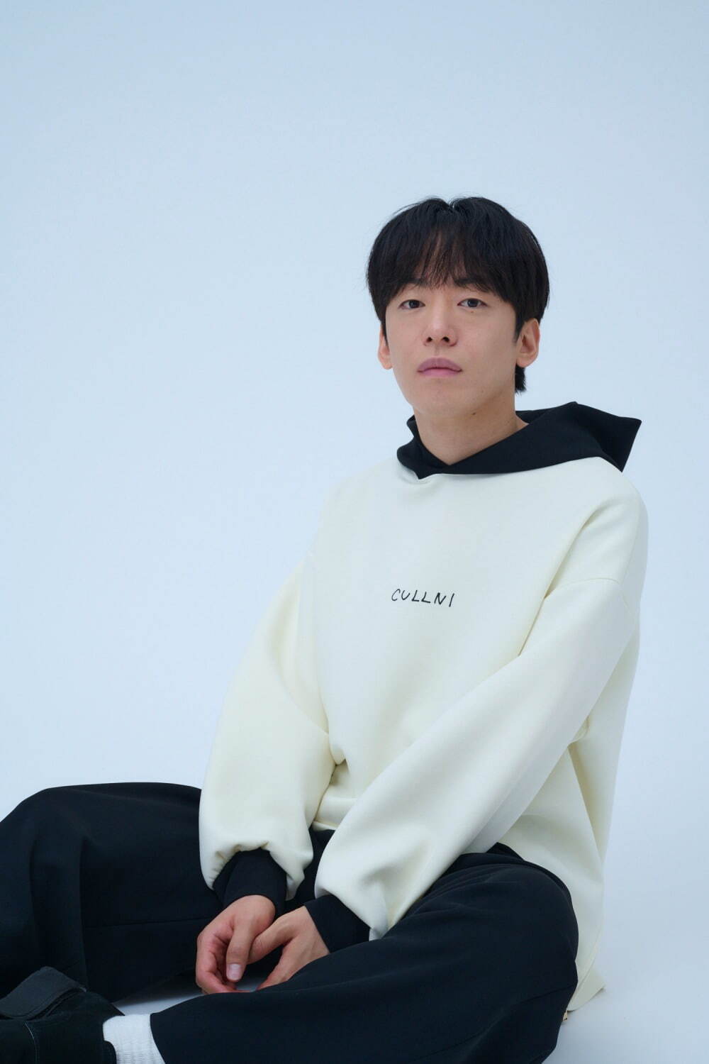 DJ 松永×クルニ、“松永の手書きロゴ”入りフーディ―や2WAYスラックスがステュディオス別注で｜写真47