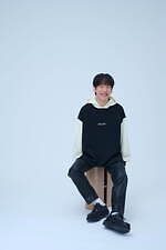 DJ 松永×クルニ、“松永の手書きロゴ”入りフーディーや2WAYスラックスがステュディオス別注で｜写真33