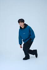 DJ 松永×クルニ、“松永の手書きロゴ”入りフーディーや2WAYスラックスがステュディオス別注で｜写真27