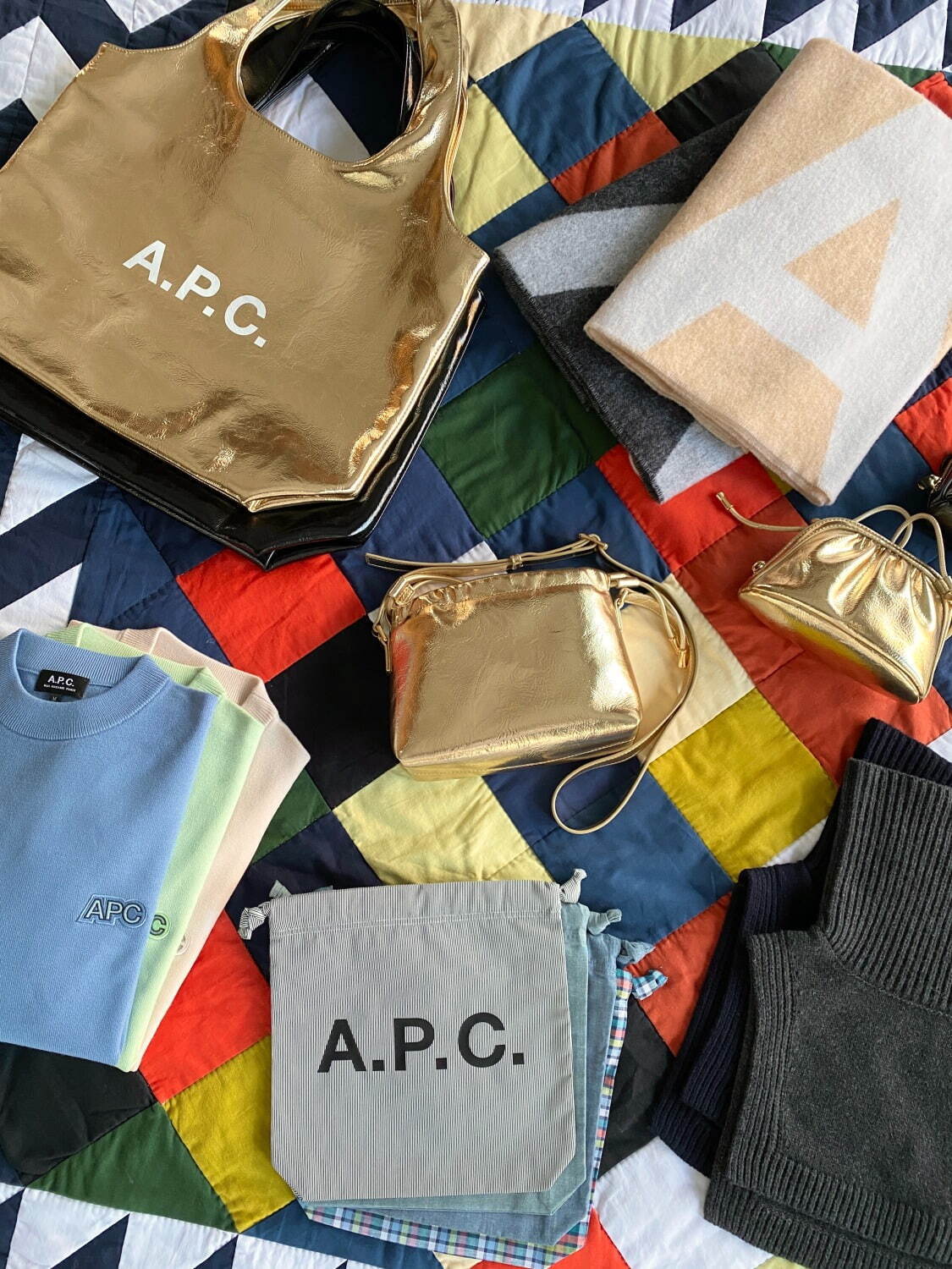 A.P.C.の22年クリスマスコレクション、プレゼントに最適！ロゴニットや期間限定バッグなど冬小物｜写真1