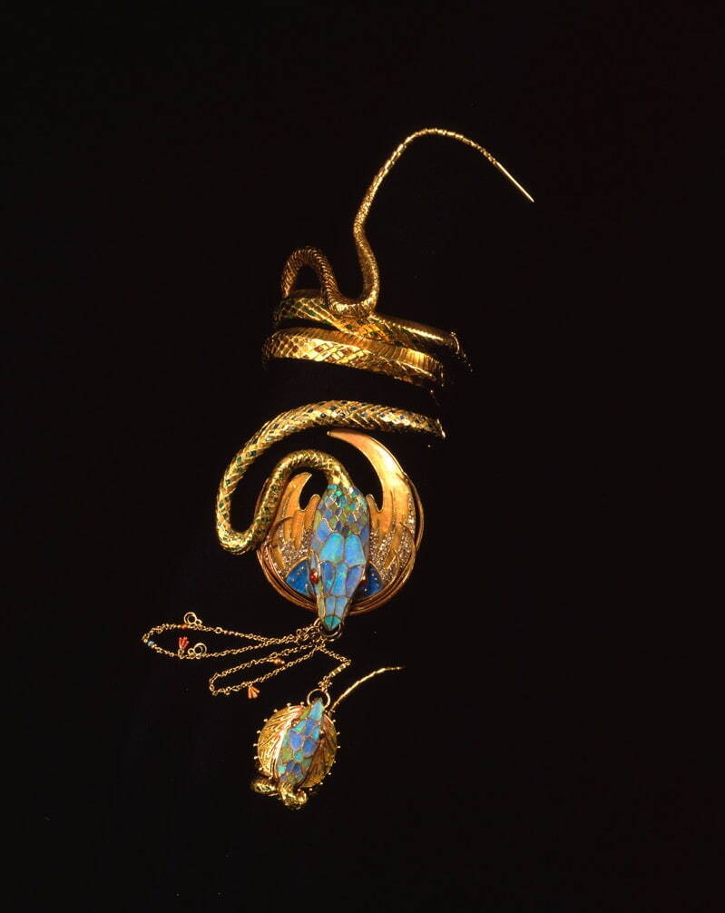 アルフォンス・ミュシャ《蛇のブレスレットと指輪》1899年
金、エナメル、オパール、ダイヤモンド
堺 アルフォンス・ミュシャ館(堺市)蔵