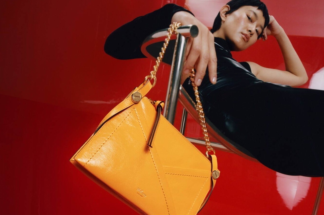 マルベリー“封筒型”新作バッグ＆人気アイコンバッグのマイクロシリーズに新色、伊勢丹新宿店で