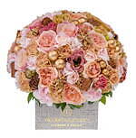 ニコライ バーグマン“クリスマスカラー”のフラワーボックス、赤い花々×ゴールドのオーナメント｜写真1