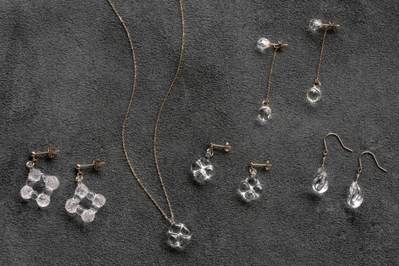 ガラスメーカー「ハリオ」クリスマスアクセサリー、”揺れる雨粒”モチーフの透明ガラスピアス