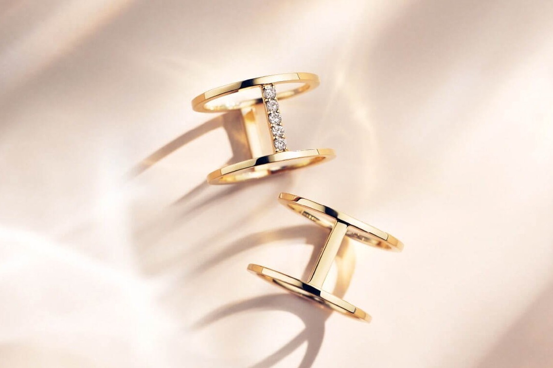 4℃から新作コラボジュエリー、2本のリングを煌めくダイヤモンドで繋いだミニマル×モダンなデザイン