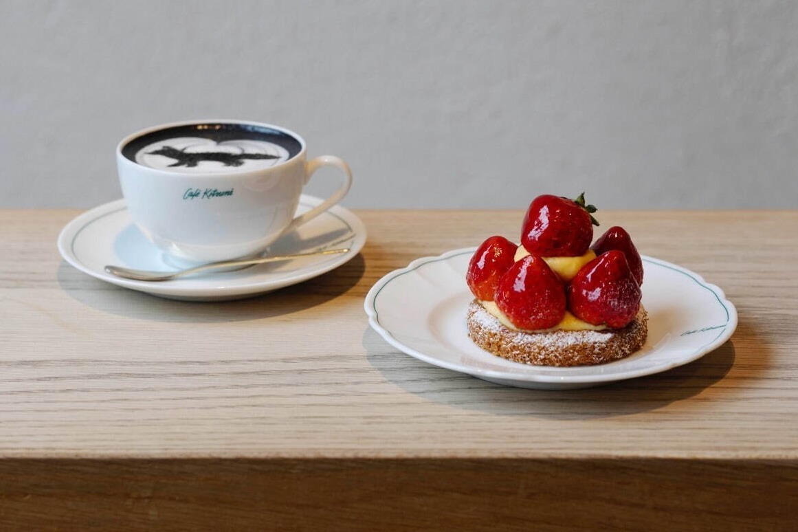 カフェ キツネ冬の新メニュー、定番チャイラテ＆黒ごまラテや“旬の苺”使用のスイーツなど