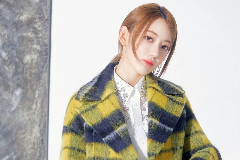 リリー ブラウン“ビスチェ付き”ニットワンピース＆チェック柄セットアップなど、モデルに宮脇咲良