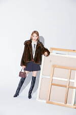 リリー ブラウン“ビスチェ付き”ニットワンピース＆チェック柄セットアップなど、モデルに宮脇咲良｜写真6