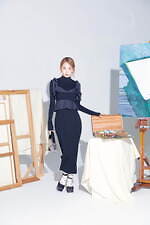 リリー ブラウン“ビスチェ付き”ニットワンピース＆チェック柄セットアップなど、モデルに宮脇咲良｜写真3