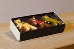 カフェ キツネ「キツネ サブレ」缶がクリスマス仕様に、“サンタ”姿や“赤鼻”のデコレーション