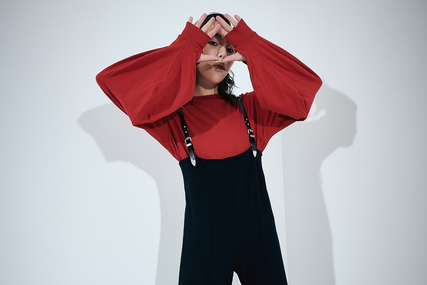 トーガ プルラ×ステュディオス、メタルパーツを施したハイウエストパンツやストライプのミニドレスなど