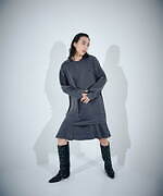 トーガ プルラ×ステュディオス、メタルパーツを施したハイウエストパンツやストライプのミニドレスなど｜写真8