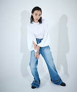 トーガ プルラ×ステュディオス、メタルパーツを施したハイウエストパンツやストライプのミニドレスなど｜写真13