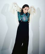 トーガ プルラ×ステュディオス、メタルパーツを施したハイウエストパンツやストライプのミニドレスなど｜写真21