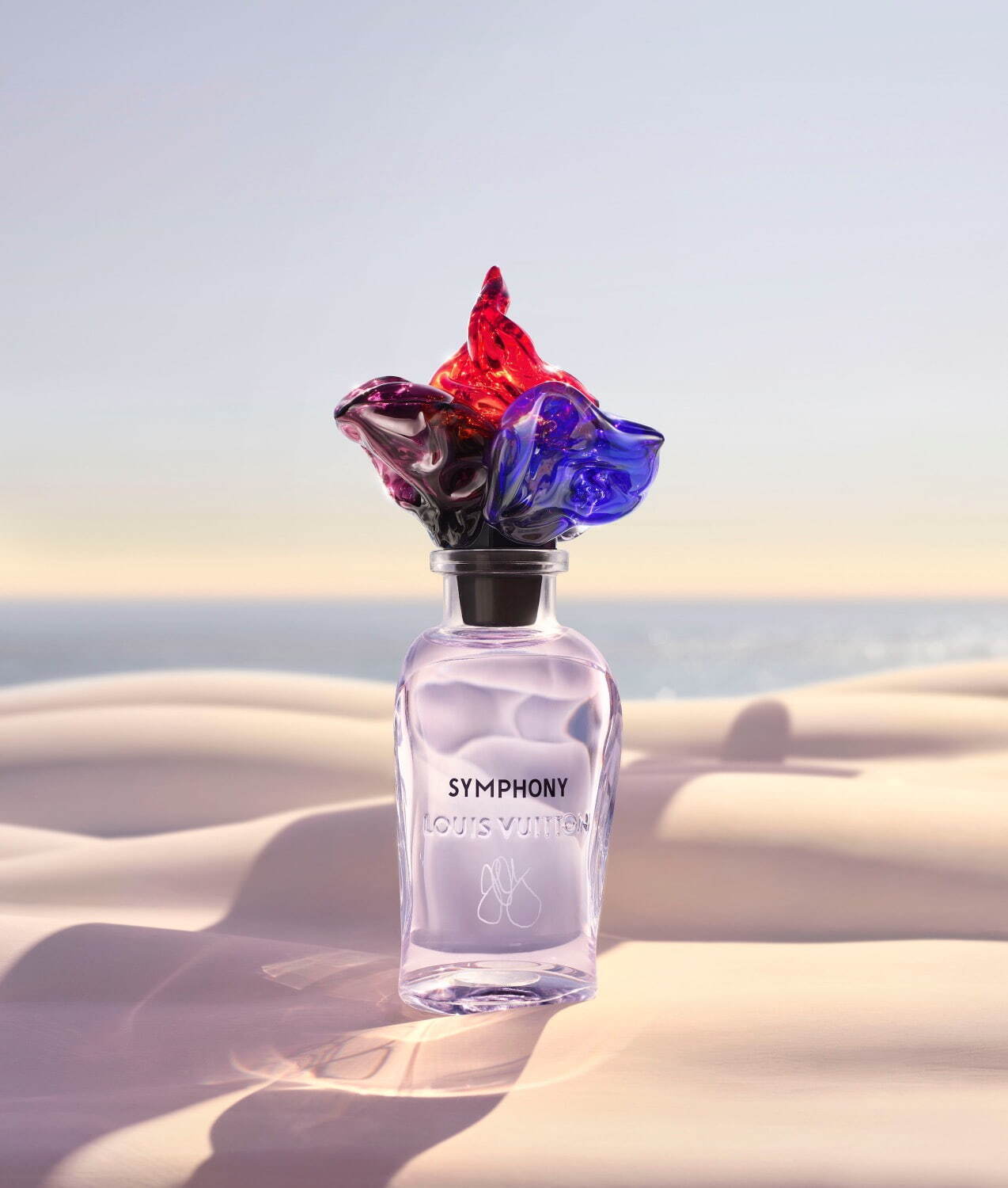 ルイ・ヴィトンの香水シンフォニー“花の造形”キャップをムラーノ