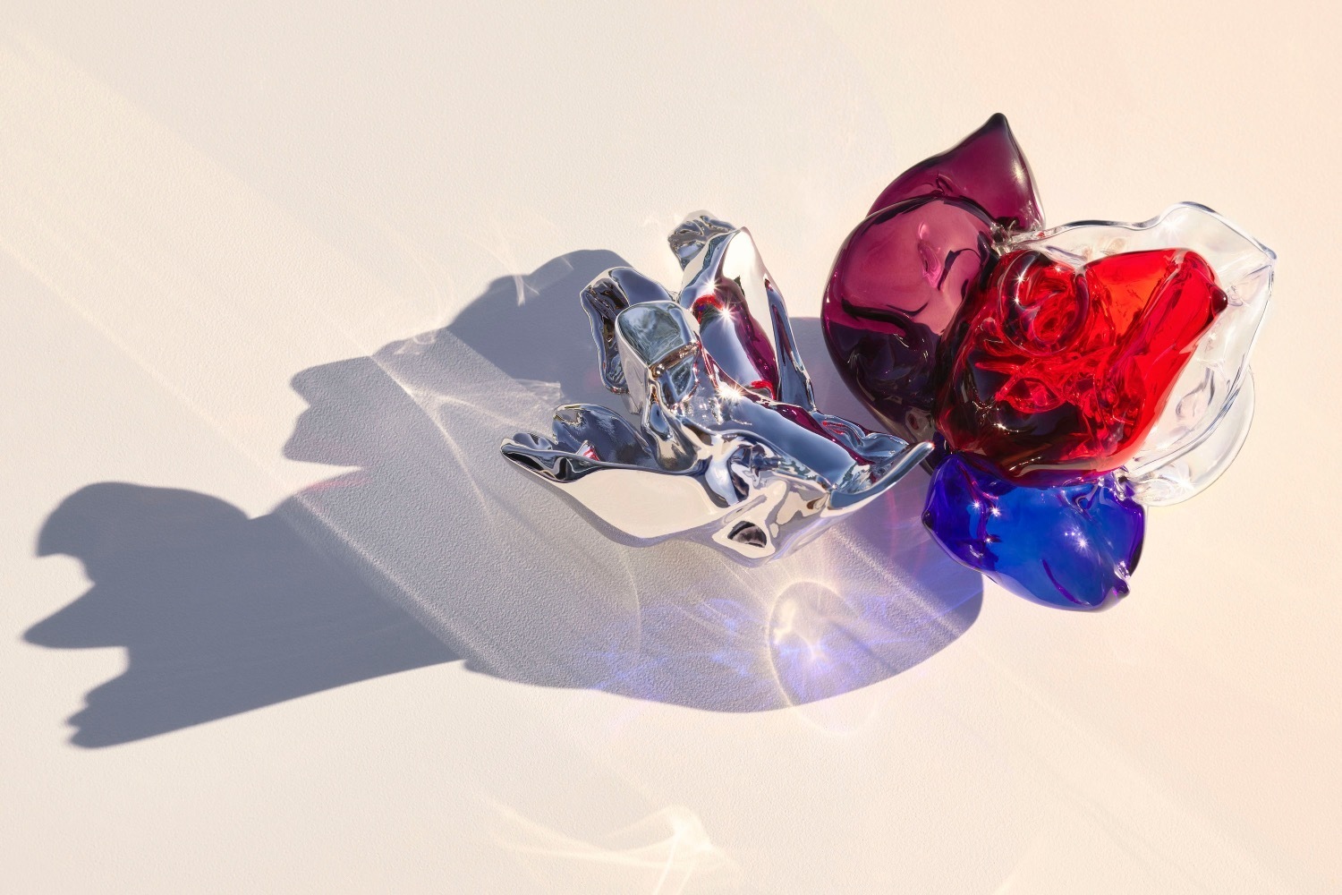 ルイ・ヴィトンの香水「シンフォニー」“花の造形”キャップをムラーノ 
