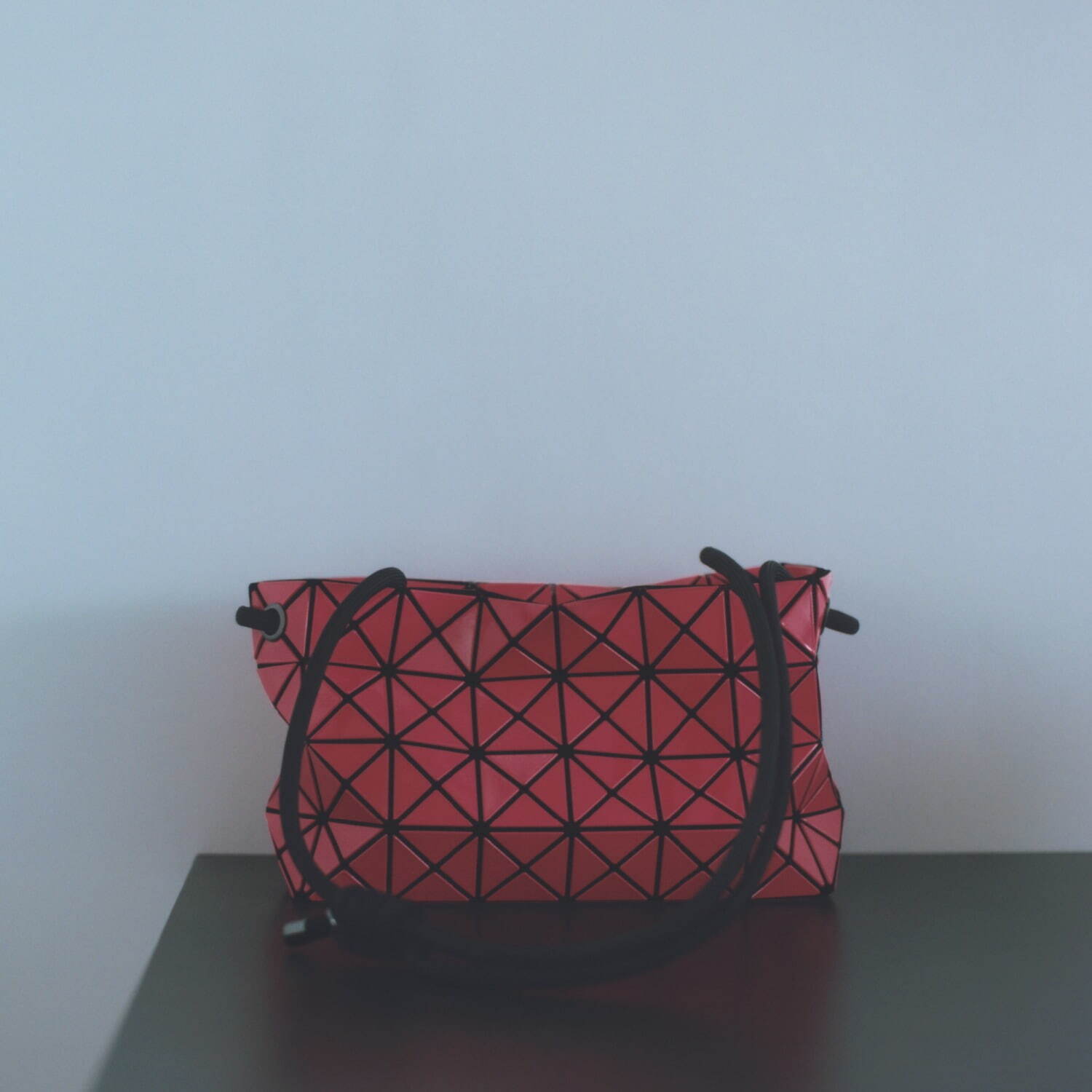 BAO BAO ISSEY MIYAKE新作、フォルムが変化する2WAYショルダー