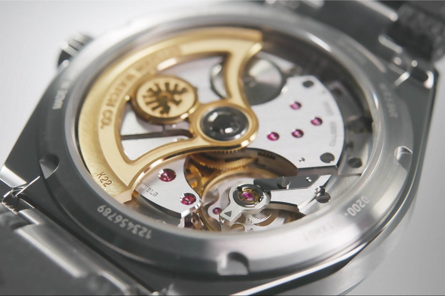 ザ・シチズンから日本の甲冑に着想を得た限定腕時計、重厚なブラック文字盤に姫路黒桟革のバンド｜写真2