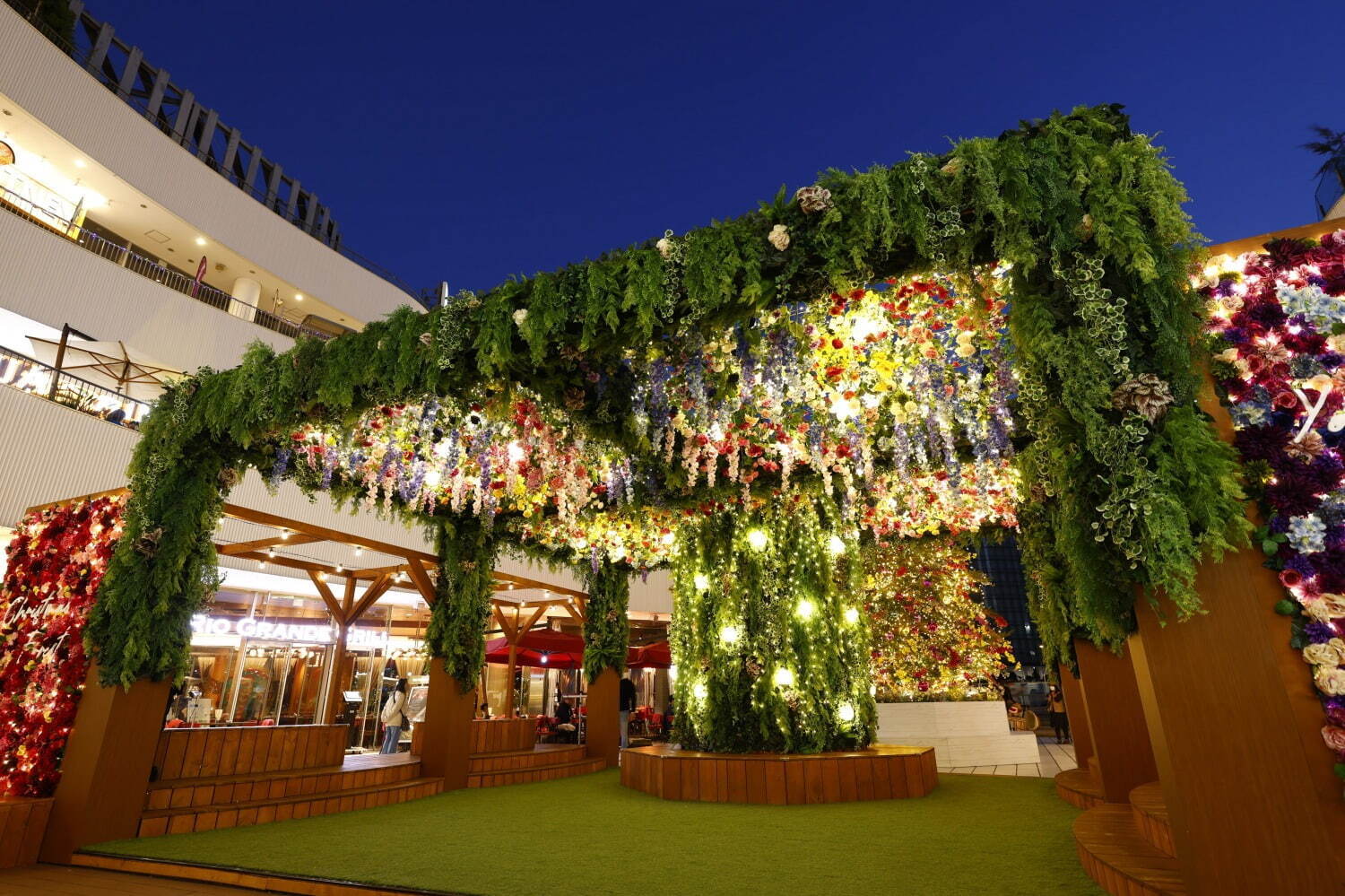 横浜ベイクォーター”花々が輝く”クリスマスイルミネーション、高さ8mの巨大ツリーも｜写真5