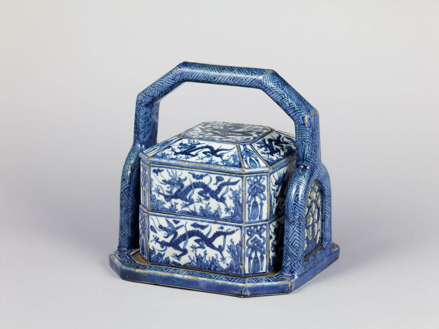 重要文化財 染付龍濤文提重 木米 一具 江戸時代 19世紀 東京国立博物館
Image: TNM Image Archives
［通期展示］