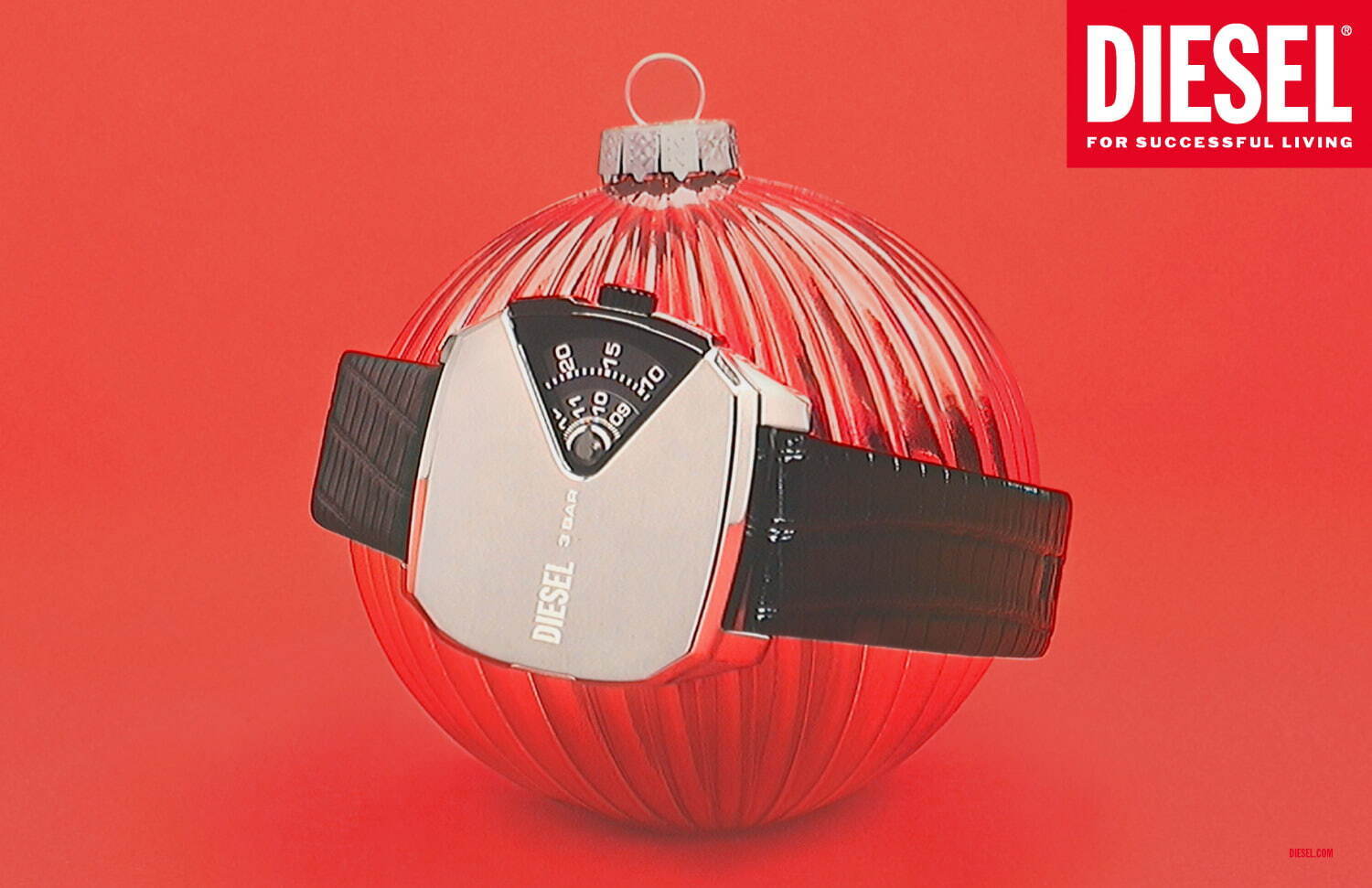 ディーゼル22年クリスマス、ハーネスが交差するスニーカー&大胆“Dロゴ 