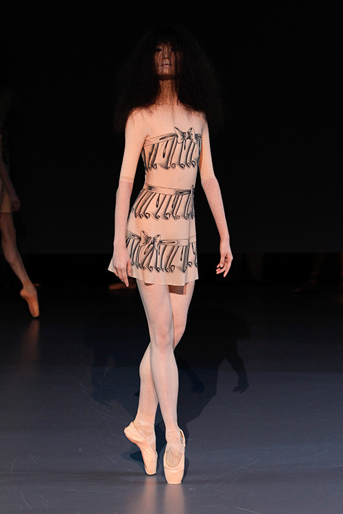 ヴィクター＆ロルフ オートクチュール(VIKTOR & ROLF Haute Couture) 2014年春夏ウィメンズコレクション シルエット - 写真4