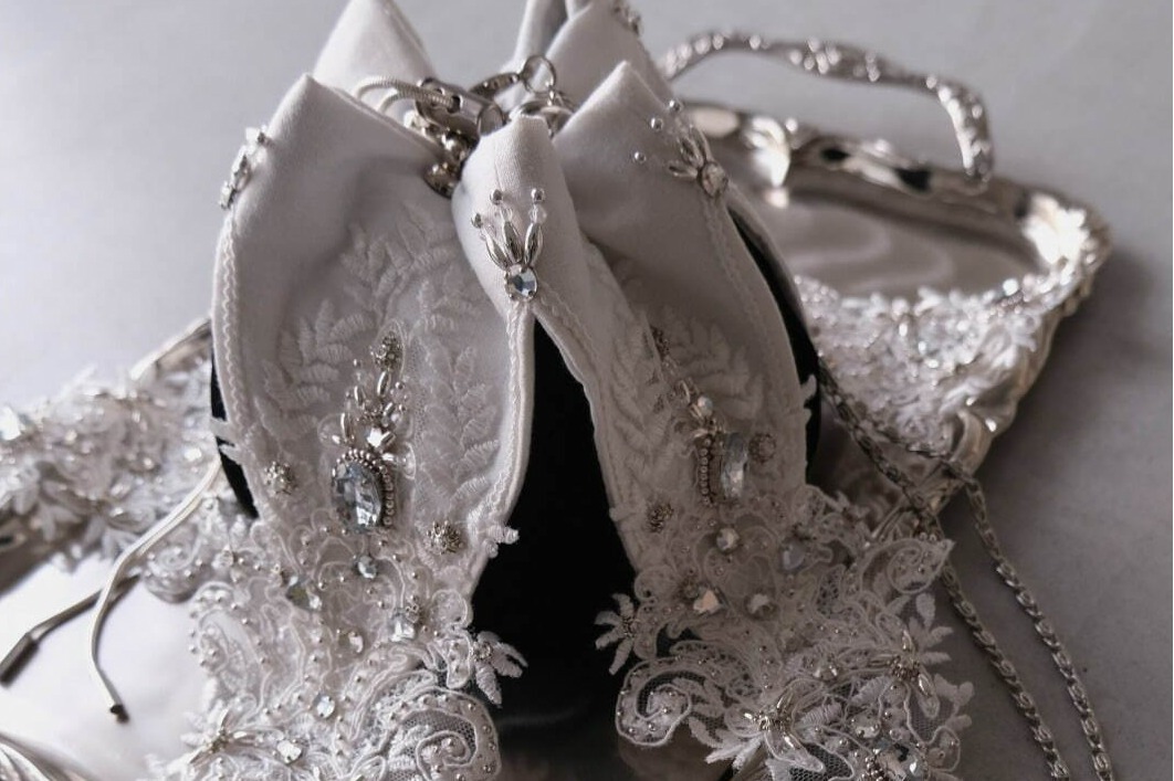 タナカダイスケ新作チェーンバッグ“輝くビジュー”×繊細レース、伊勢丹新宿店の限定ストアで