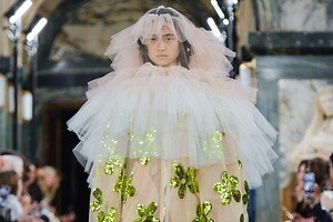 シモーネ ロシャ2023年春夏コレクション - “夢から現実へ”、初のメンズウェアも始動