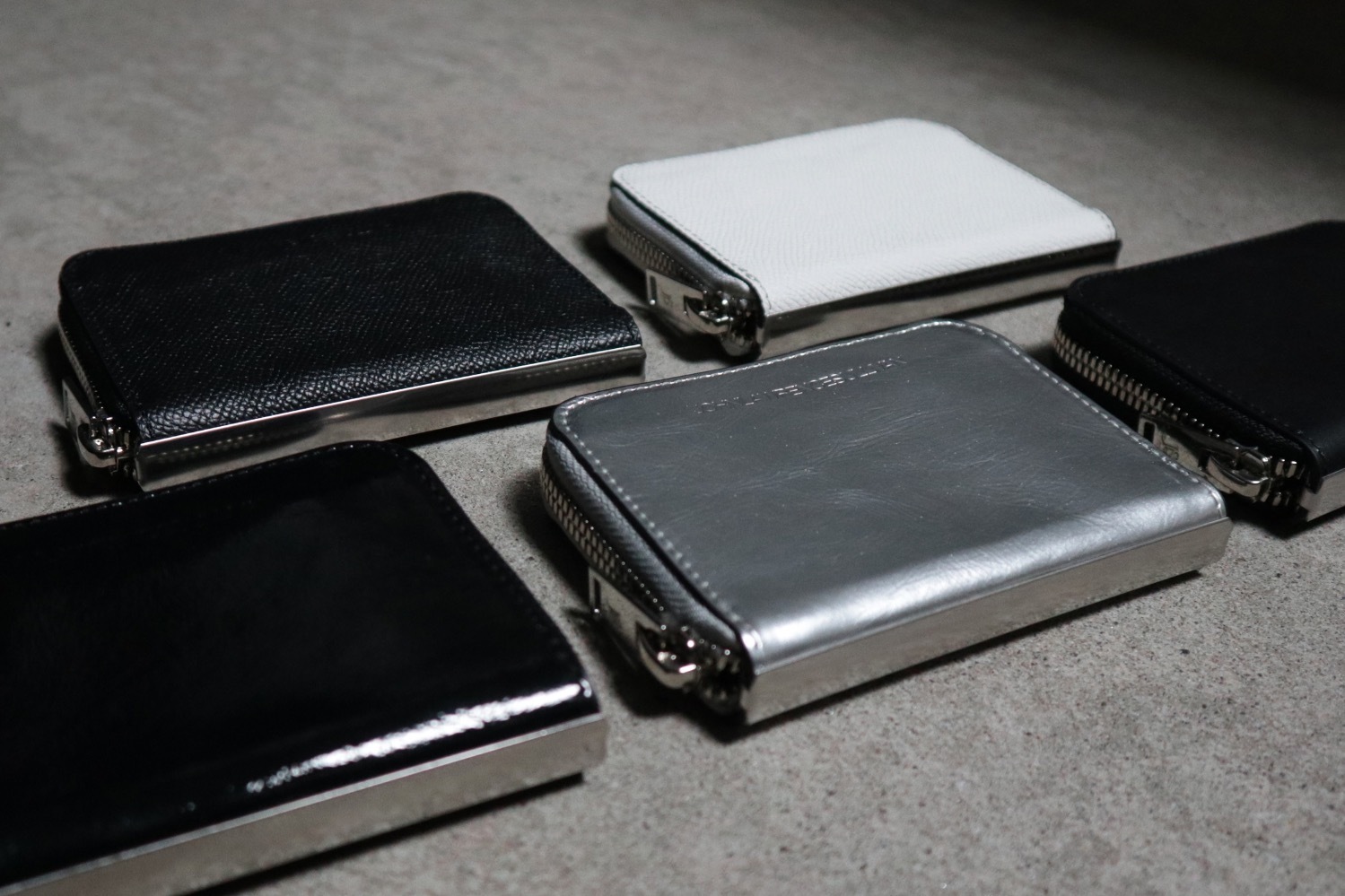 ジョン ローレンス サリバンのレザーウォレット＆カードケース、シルバープレートで緊張感あるデザインに