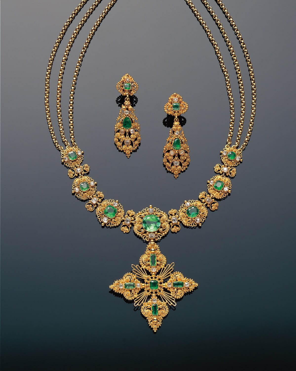 《エメラルド＆ダイヤモンド ゴールド セット》1830年頃 イギリス 穐葉アンティークジュウリー美術館蔵