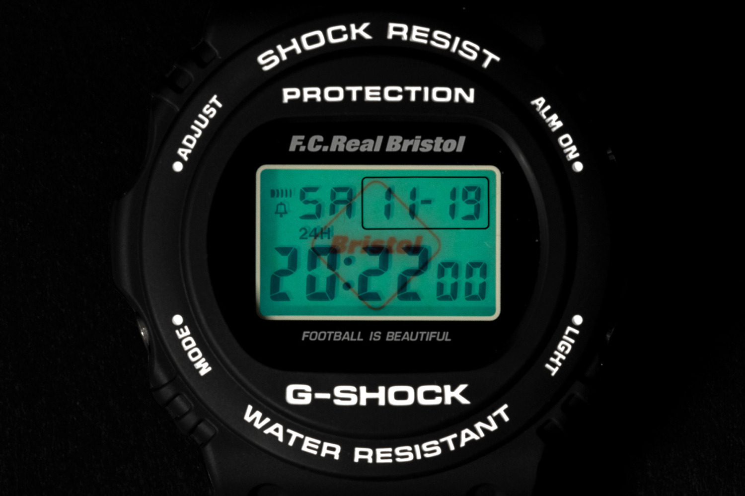 G-SHOCK×エフシーレアルブリストルのコラボ腕時計、バックライトで