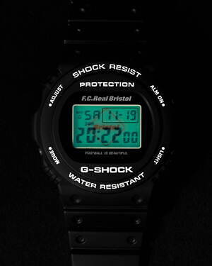 G-SHOCK×エフシーレアルブリストルのコラボ腕時計、バックライトで“Bristol”ロゴ｜写真2