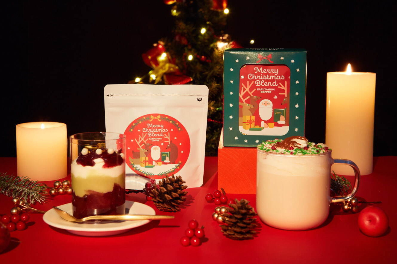  猿田彦珈琲のクリスマスドリンク“リース風”ティラミスラテ、ベリー＆ピスタチオのジェラッテも
