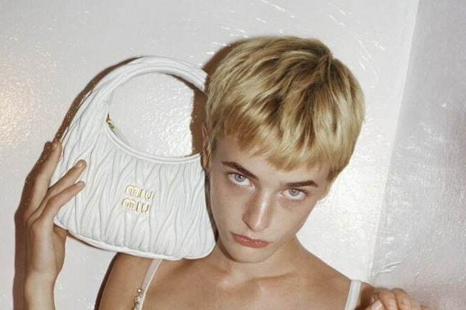 白ワンピースシャツ革財布バッグ金リングニットにMIUMIUサンダル ミュウミュウの22年クリスマス、ホワイト×ゴールドメタルが輝く