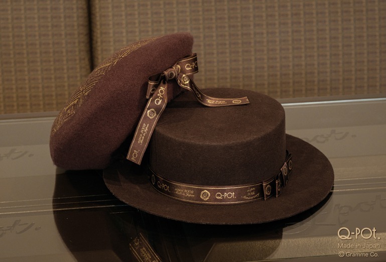 Q-pot.新作“チョコレート”ベレー帽＆カンカン帽、板チョコデザインや20周年ロゴのリボン付き｜写真1