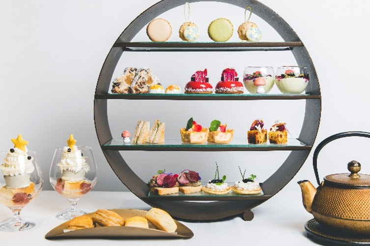 パルフェ｜フォションホテル京都のクリスマスアフタヌーンティー、“ツリー風”パルフェやサンタのムース