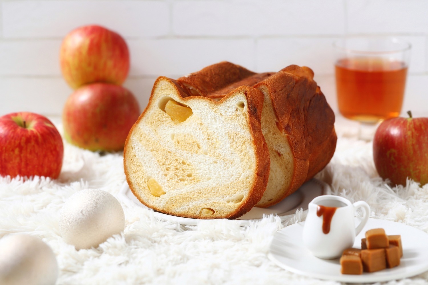 トースト｜「ねこねこ食パン キャラメルアップル」キャラメル生地×りんごの砂糖煮の“ねこ型”パン