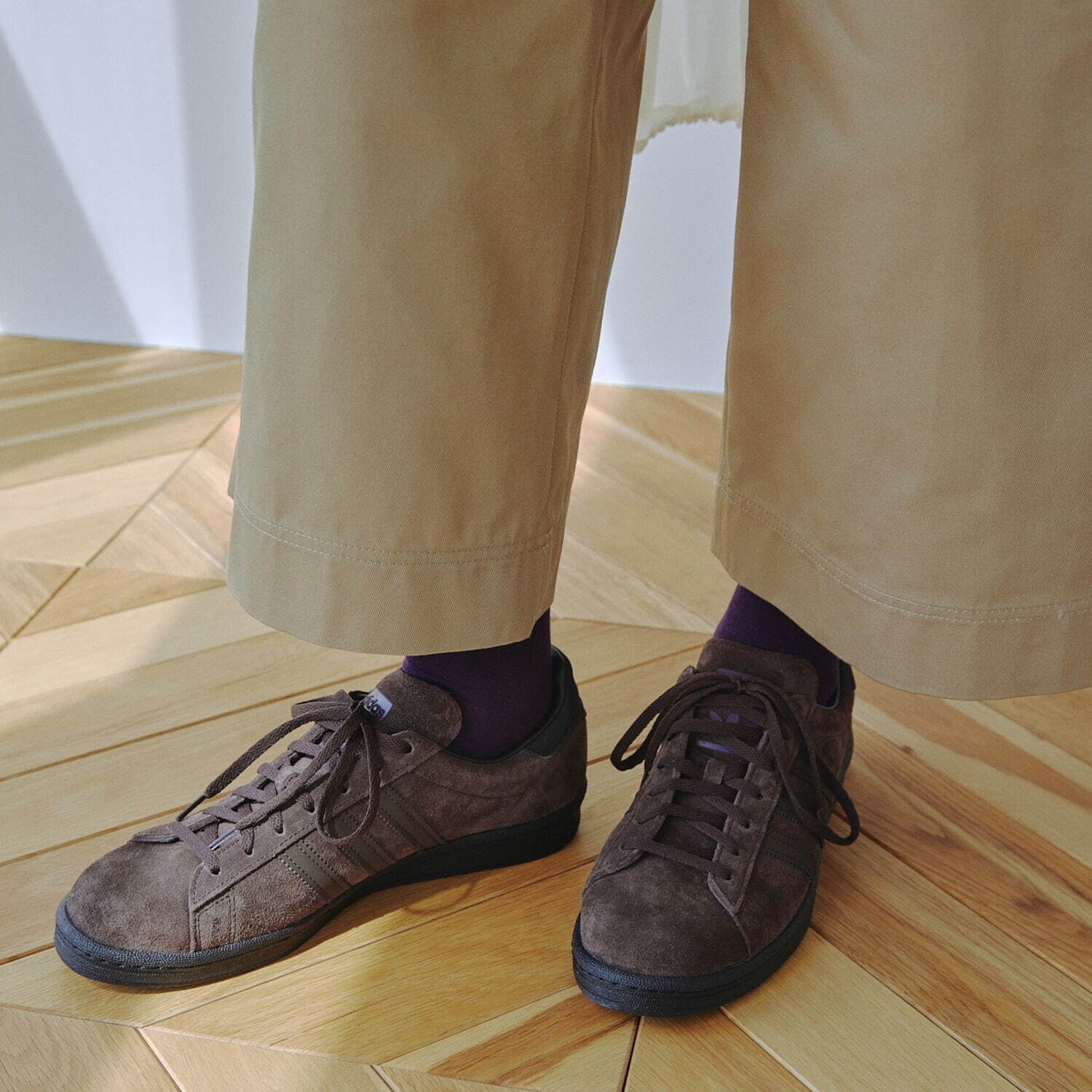 エミ×シックストックスのコラボレーション靴下、深みバーガンディの“華奢感”ラインソックス｜写真1