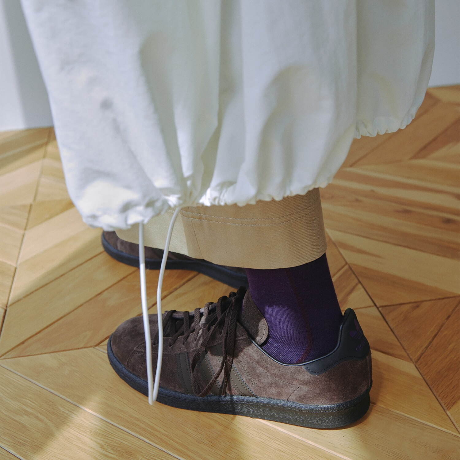 エミ×シックストックスのコラボレーション靴下、深みバーガンディの“華奢感”ラインソックス｜写真2